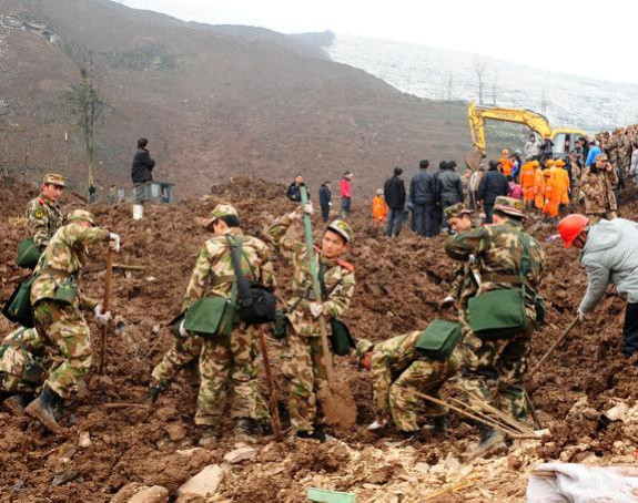 Кина: Седамнаест радника затрпано у одрону камења