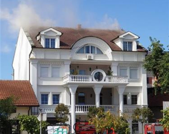 Bukti požar u centru Bijeljine, gori krov (FOTO)