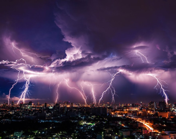 Камера снимила удар грома у човјека (ВИДЕО)