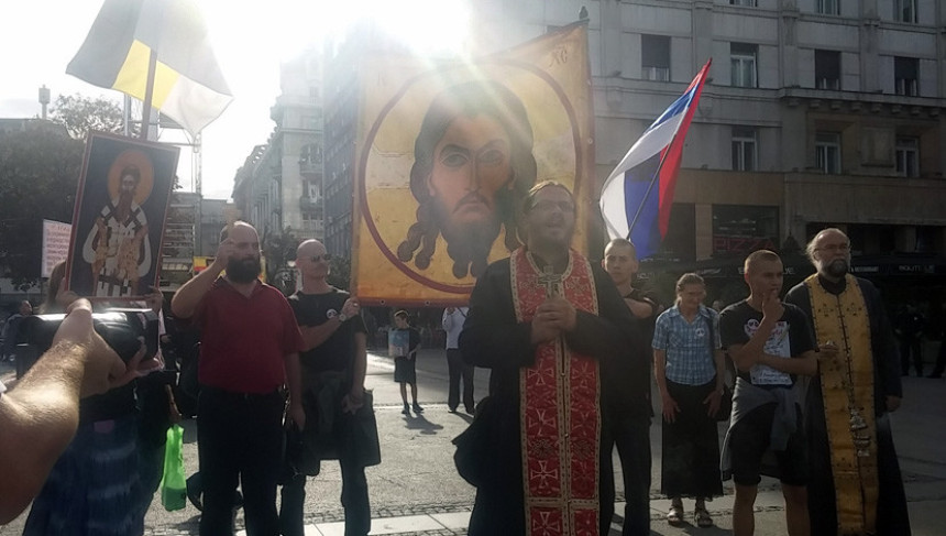 Po završetku Parade, sveštenici kadili Trg