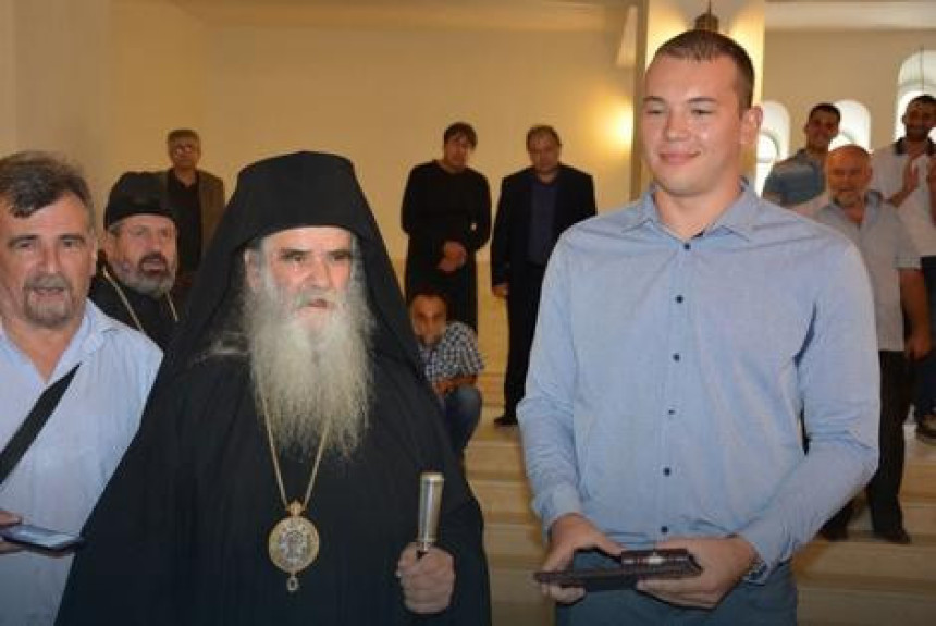 Митрополит Амфилохије одликовао Душана Мандића!