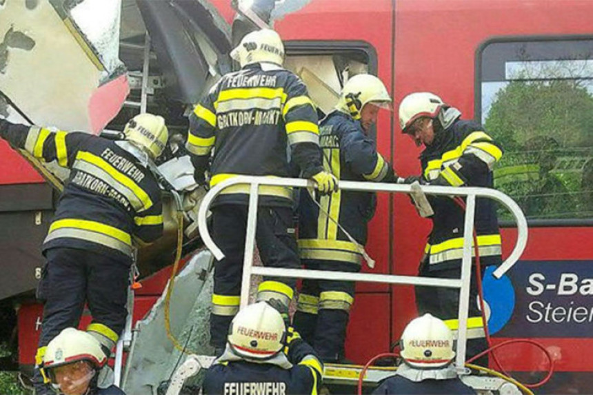 Grac: Teži sudar autobusa i voza