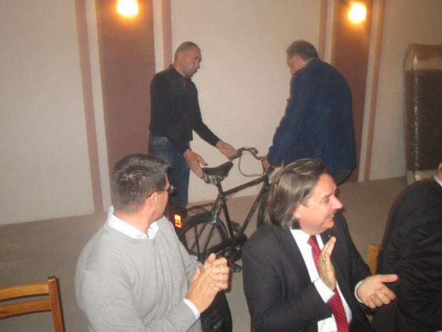 Dodiku "vratili" ukradeni bicikl