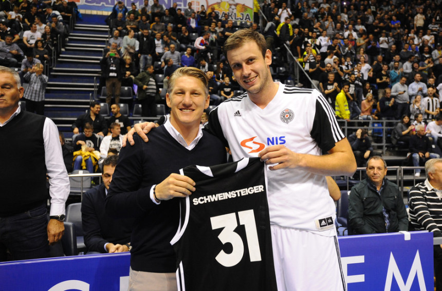 Švajni voli Anu, a sad i Partizan!