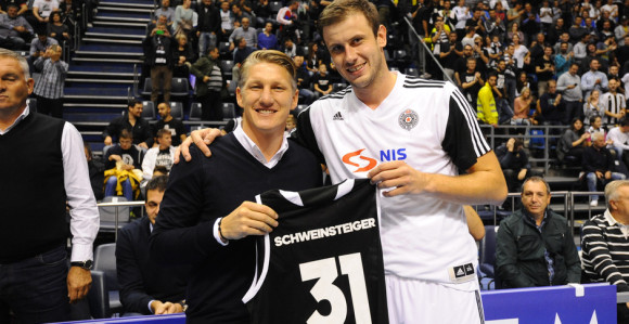 Švajni voli Anu, a sad i Partizan!