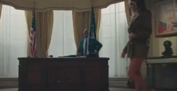 "Naga Melanija" pleše ispred repera