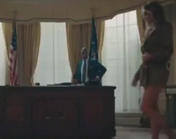 "Naga Melanija" pleše ispred repera