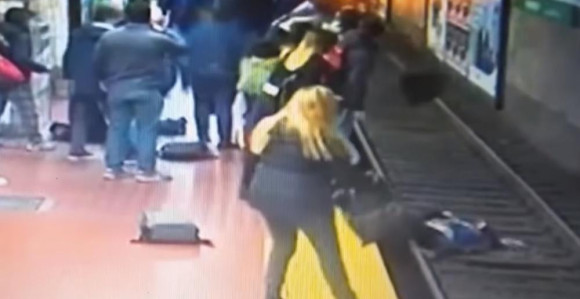 Drama u metrou,žena pala na šine dok je voz nailazio!