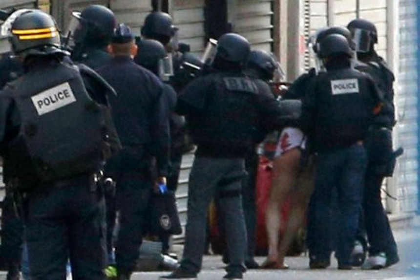 Французи хапсили полуголе терористе!
