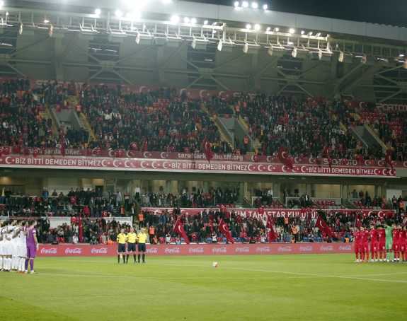 Video: Još jedna sramota: I Turci bez poštovanja! 