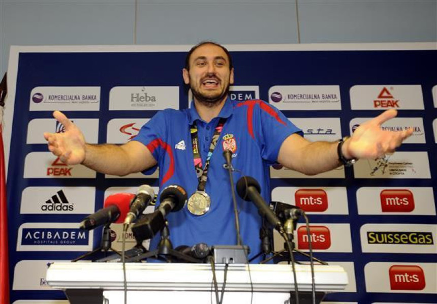 Шта пије кафана? Дај једну Крлетову шљиву! 