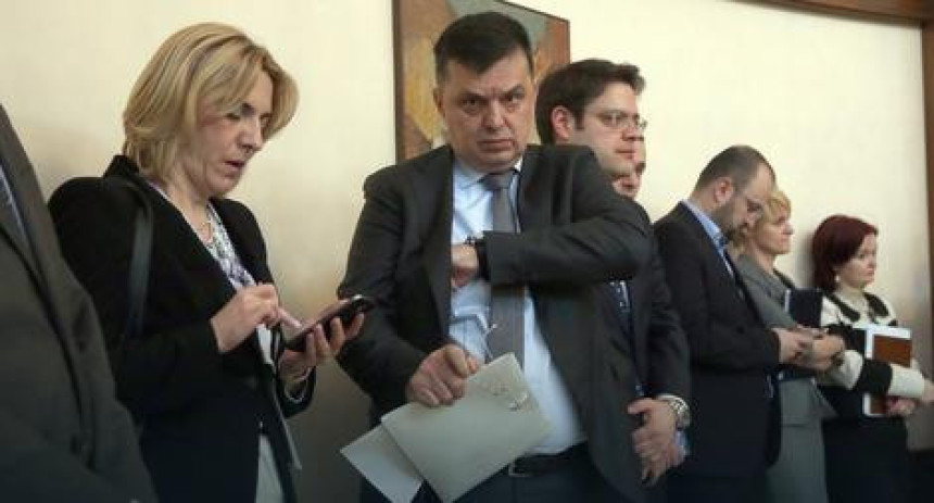 MMF-u reći ne, a dug prepakovati