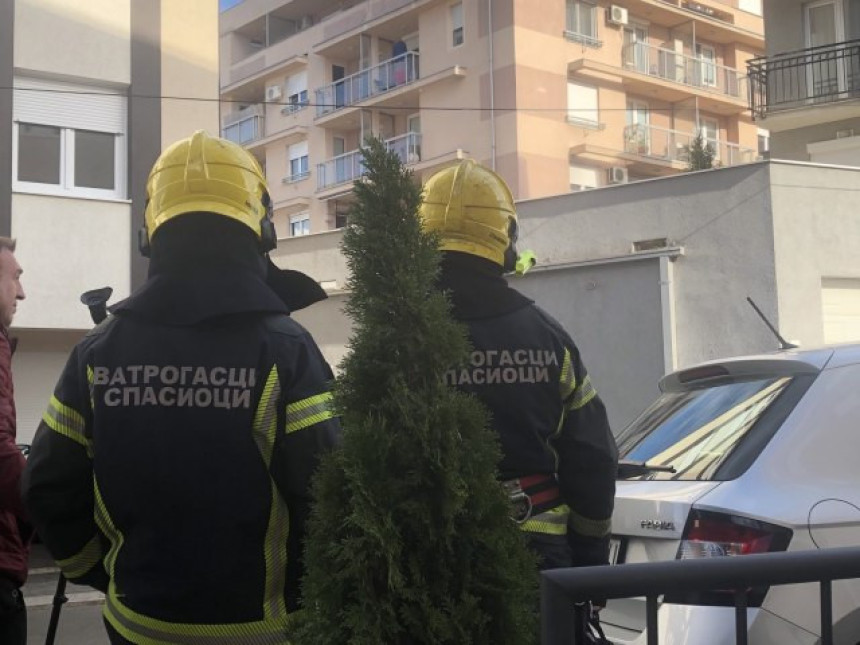 BG: Naoružan policajac preti da će se ubiti