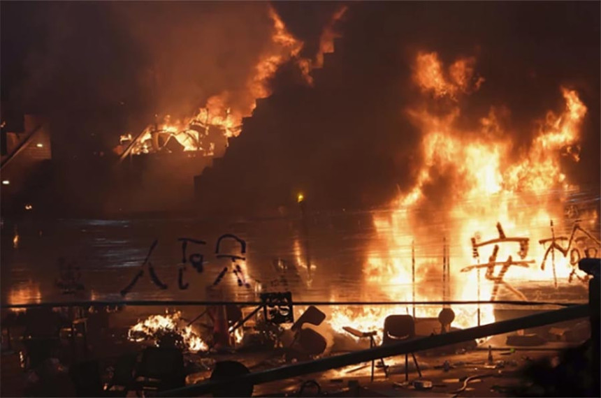 Демонстранти коктелима гађали полицију 