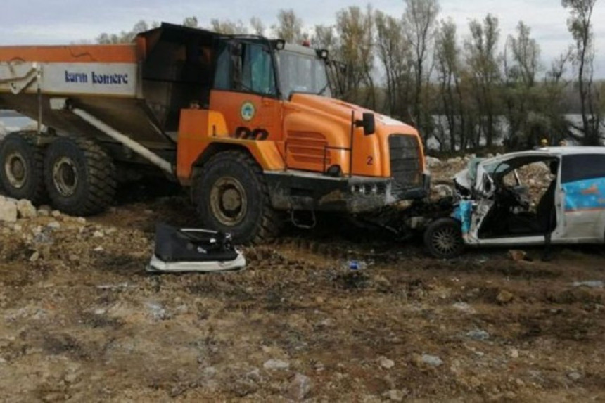 Stravičan sudar: Sjekli auto da izvuku djevojku