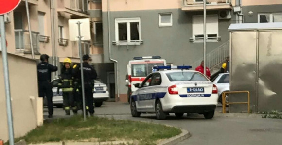 Muškarac zatvoren u zgradi-Prijeti da će pucati 