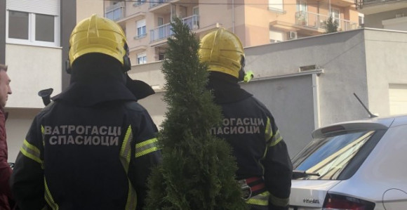 BG: Naoružan policajac preti da će se ubiti 