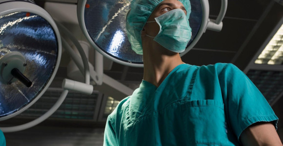 Šta kad operacija traje satima a hirurgu se ide u WC?!