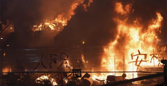 Демонстранти коктелима гађали полицију 