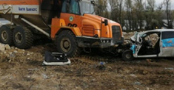 Stravičan sudar: Sjekli auto da izvuku djevojku