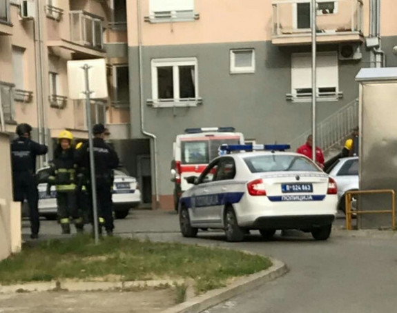Muškarac zatvoren u zgradi-Prijeti da će pucati 