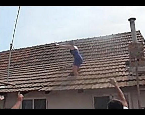 Kuma se popela na krov i napravila haos na svadbi