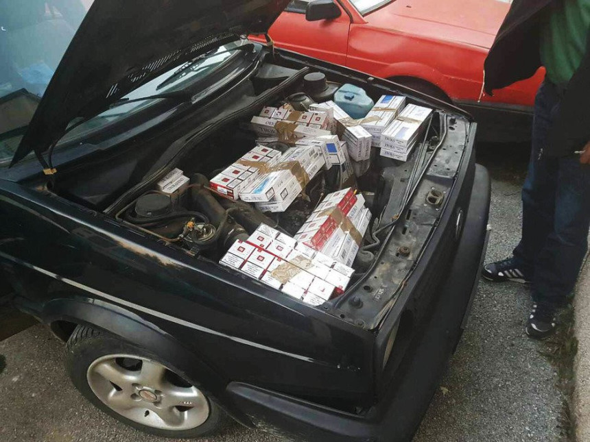 Ispod haube "golfa 2" krijumčario cigarete
