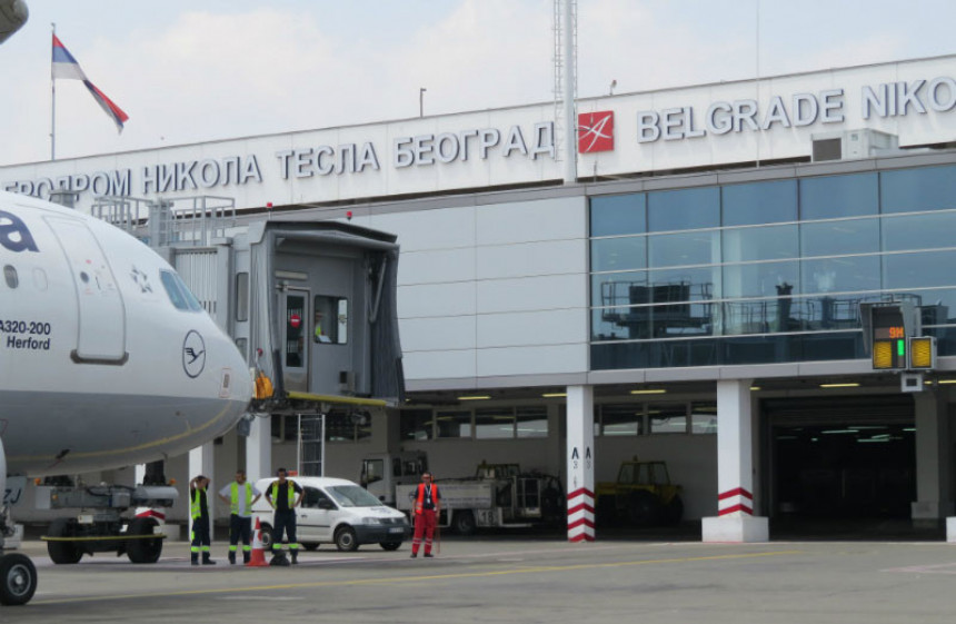 Avion "Er Srbije" udario u vozilo