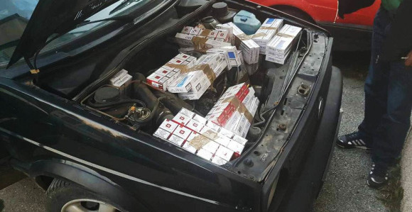 Ispod haube "golfa 2" krijumčario cigarete