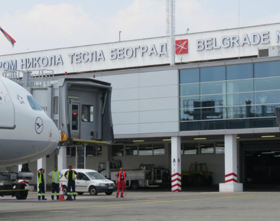Avion "Er Srbije" udario u vozilo
