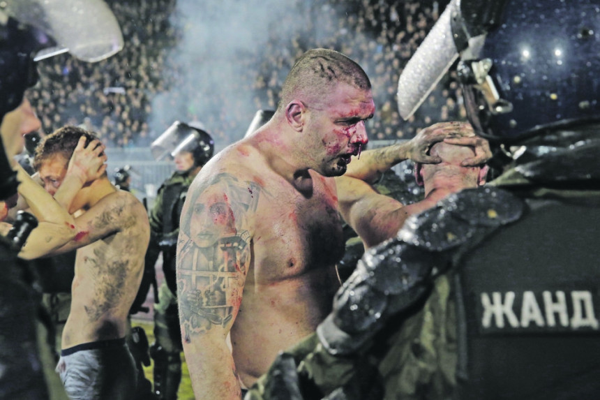 Huligan lumpovao uz ćirilicu