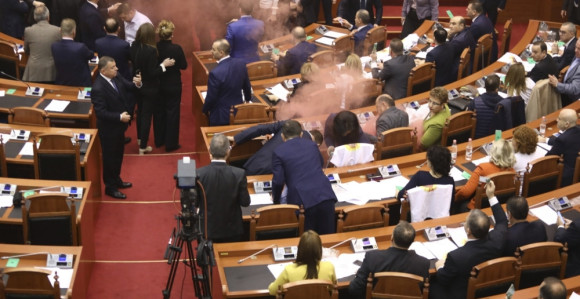 Haos na sjednici: Cipelom na Ramu!