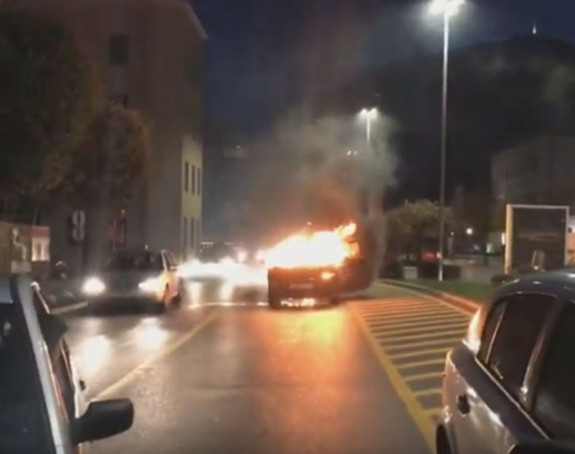 Automobil se u vožnji zapalio