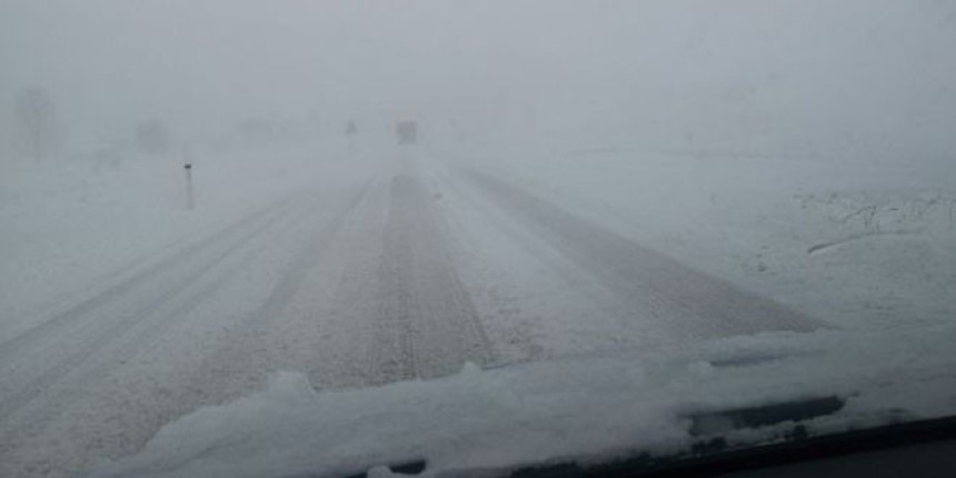 Snježni smetovi prekinuli saobraćaj
