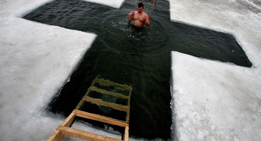 Русија: Богојављенско купање и на минус 30