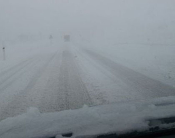 Snježni smetovi prekinuli saobraćaj