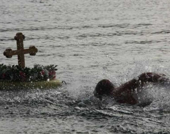 Bogojavljenska litija i plivanje za Časni krst