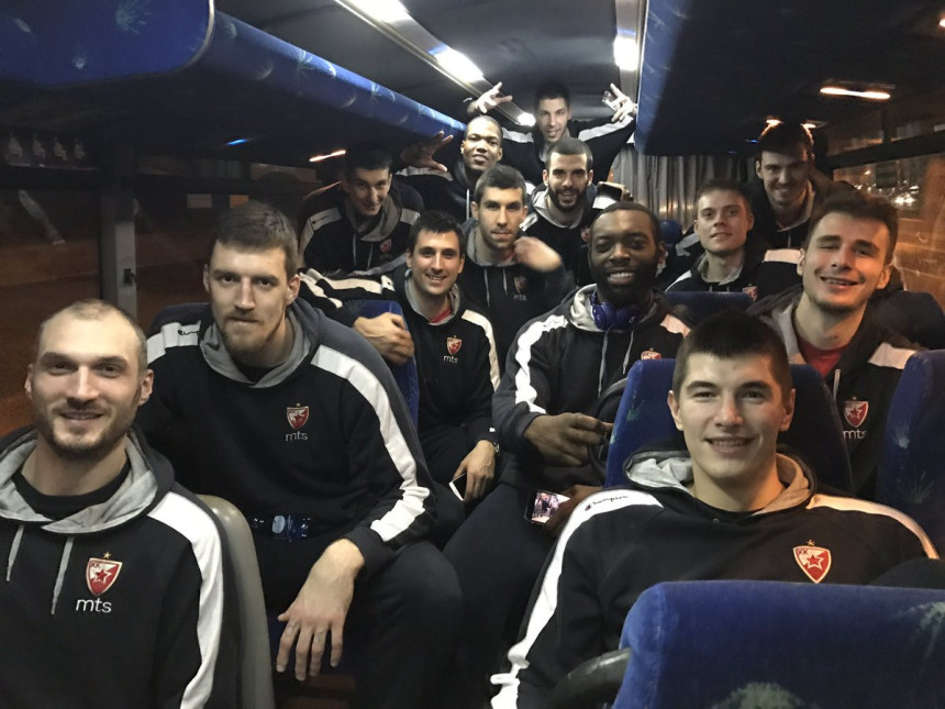 Nema stajanja za Zvezdu: Iz aviona u autobus!