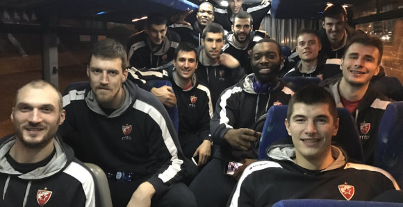 Nema stajanja za Zvezdu: Iz aviona u autobus!