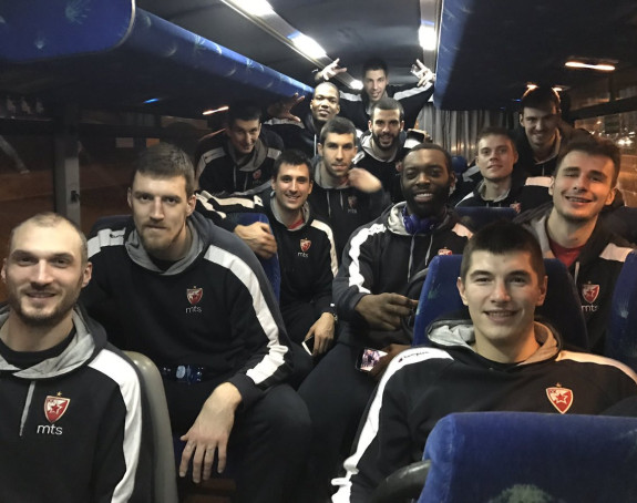 Nema stajanja za Zvezdu: Iz aviona u autobus!