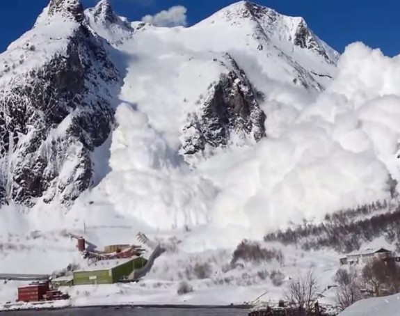 Lavina zatrpala hotel, ima mrtvih