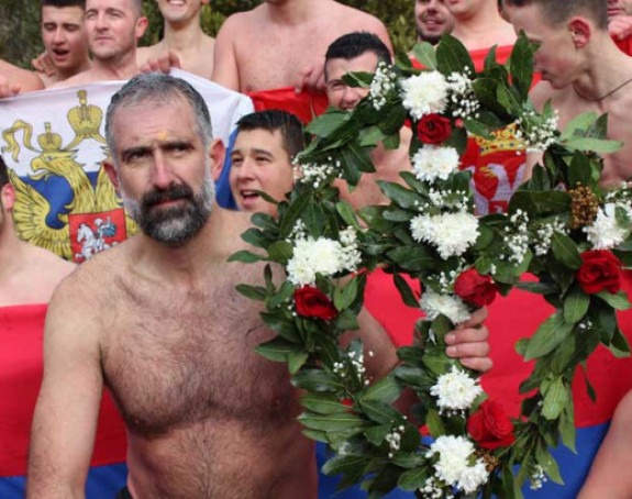 Petar Marić prvi do Časnog krsta