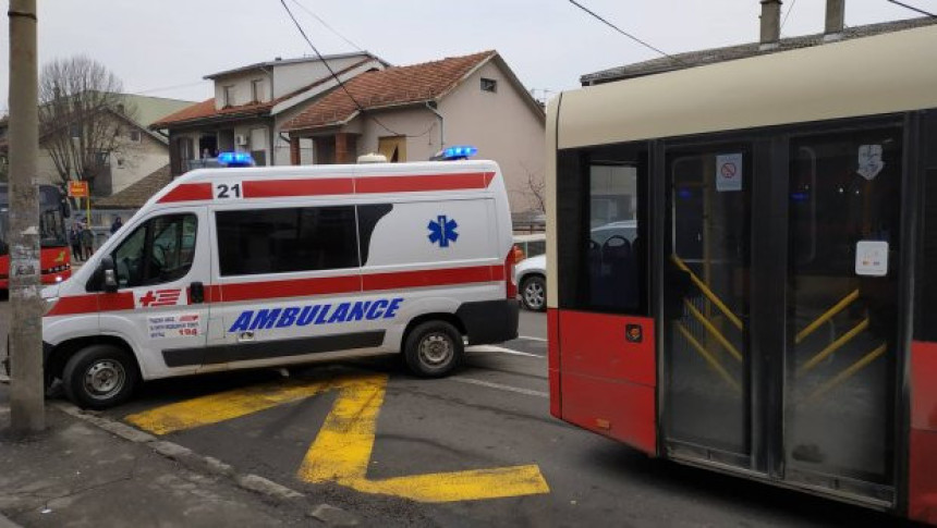 Žena preminula u autobusu