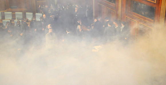 Haos u Prištini: Jaja, suzavci i hapšenja