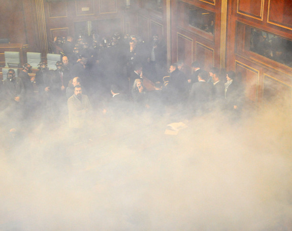 Haos u Prištini: Jaja, suzavci i hapšenja