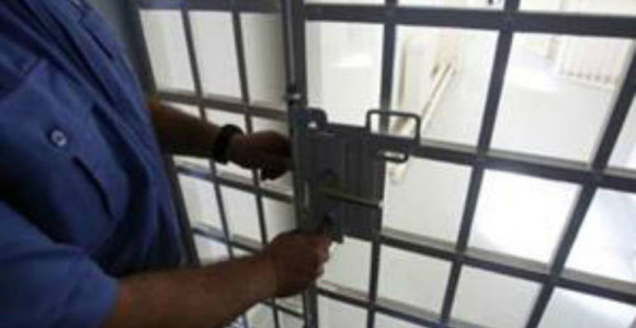 Zatvorenici uzeli čuvare za taoce