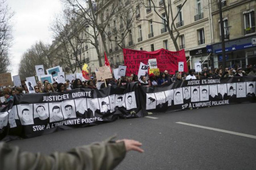 Haos u Parizu: Ima povrijeđenih