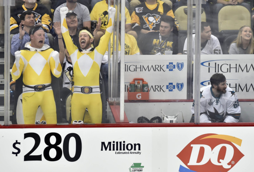 Видео: Паком у уста навијача!