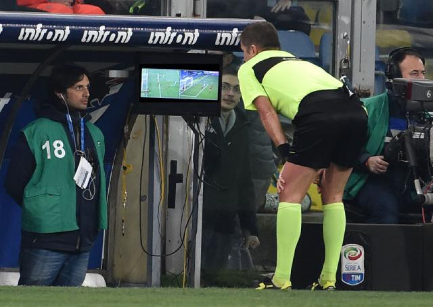 VAR izluđuje Italijane!
