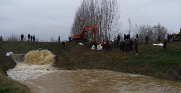 Одбрањен насип код Српца